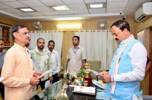 केशव प्रसाद मौर्य लोगों की शिकायतों पर अधिकारियों को निर्देश देते हुए