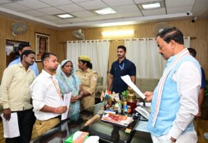 केशव प्रसाद मौर्य लोगों की शिकायतों पर अधिकारियों को निर्देश देते हुए