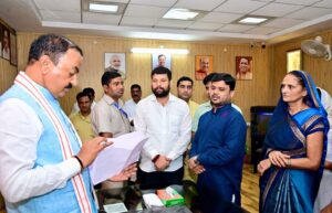उत्तर प्रदेश के उप मुख्यमंत्री केशव प्रसाद मौर्य जनता दर्शन में लोगों की समस्याएं सुनते हुए
