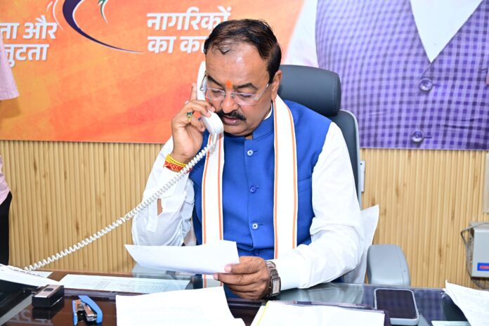 उत्तर प्रदेश के उप मुख्यमंत्री केशव प्रसाद मौर्य बारिश से हुए नुकसान को लेकर अधिकारियों से फोन पर बात करते हुए। mediababu