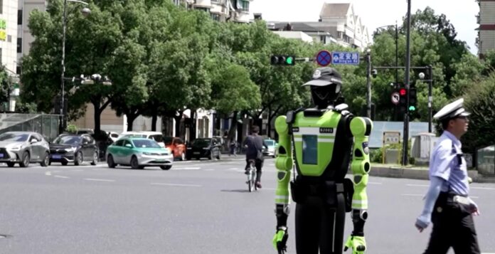ट्रैफिक पुलिसकर्मी के साथ खड़ा AI ह्यूमनॉइड रोबोट