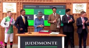 York International Stakes में रेस लगाते घोड़े और जॉकी