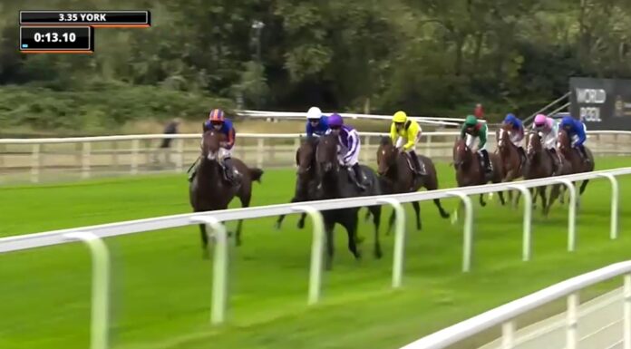 International Stakes पुरस्कार समारोह में Queen Camilla और विजेता टीम
