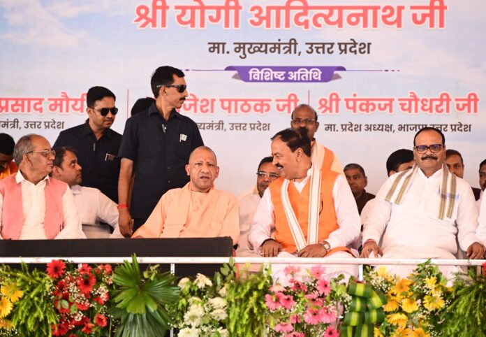 हिन्दू गौरव दिवस कार्यक्रम में मंच पर मौजूद अतिथिगण