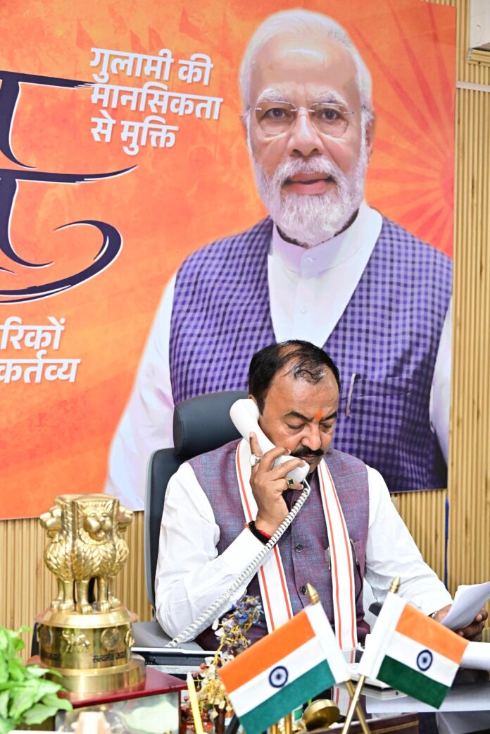 केशव प्रसाद मौर्य कार्यालय में फोन पर अधिकारियों से बात करते हुए।