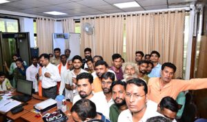 उपमुख्यमंत्री के जनता दर्शन में मौजूद नागरिकों का समूह