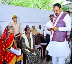 महिला फरियादियों से बातचीत करते उत्तर प्रदेश के उपमुख्यमंत्री