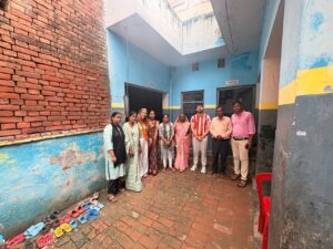 विद्यालय के परिसर में विदेशी मेहमान और स्कूल परिवार के सदस्य