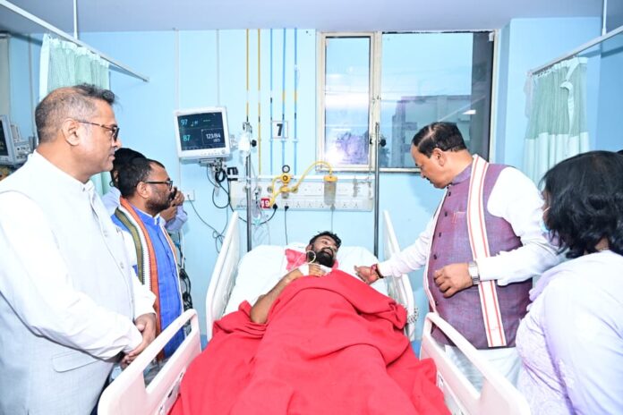 अस्पताल में पटाखा फैक्ट्री विस्फोट में घायल व्यक्ति का हाल जानते केशव प्रसाद मौर्य