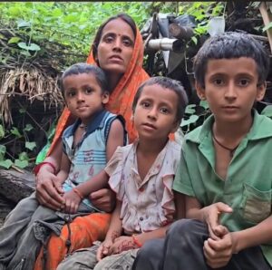 जर्जर कच्चे मकान में अर्पिता पाण्डेय का परिवार