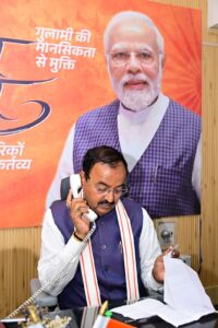 केशव प्रसाद मौर्य अधिकारियों से फोन पर बात करते हुए