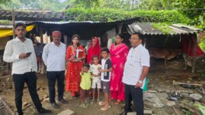 अर्पिता पाण्डेय के परिवार के साथ अधिकारी और स्थानीय लोग